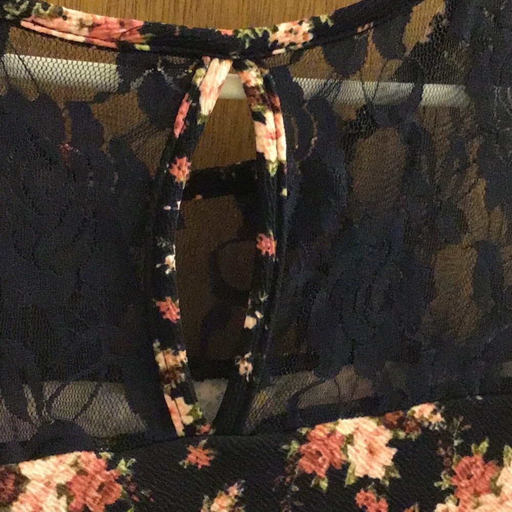 Floral and Lace Pencil Dress - Picture 3 of 5